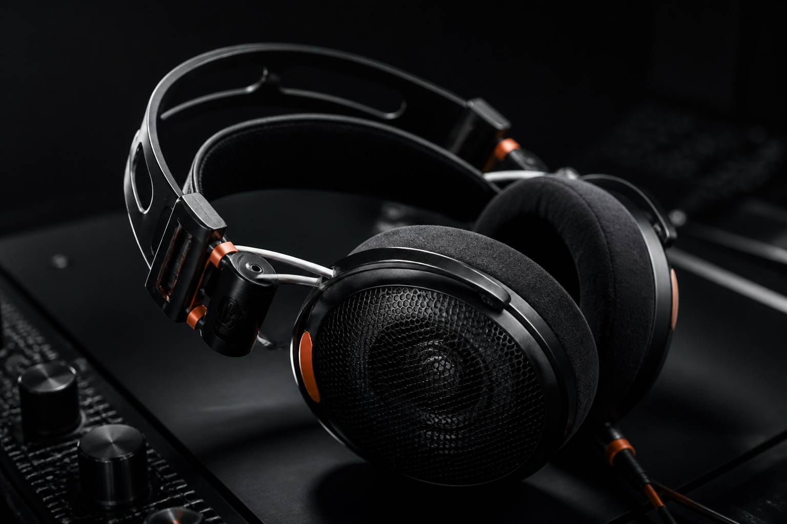 Gros plan du détail d'un casque audio ouvert avec son arceau et sa trame