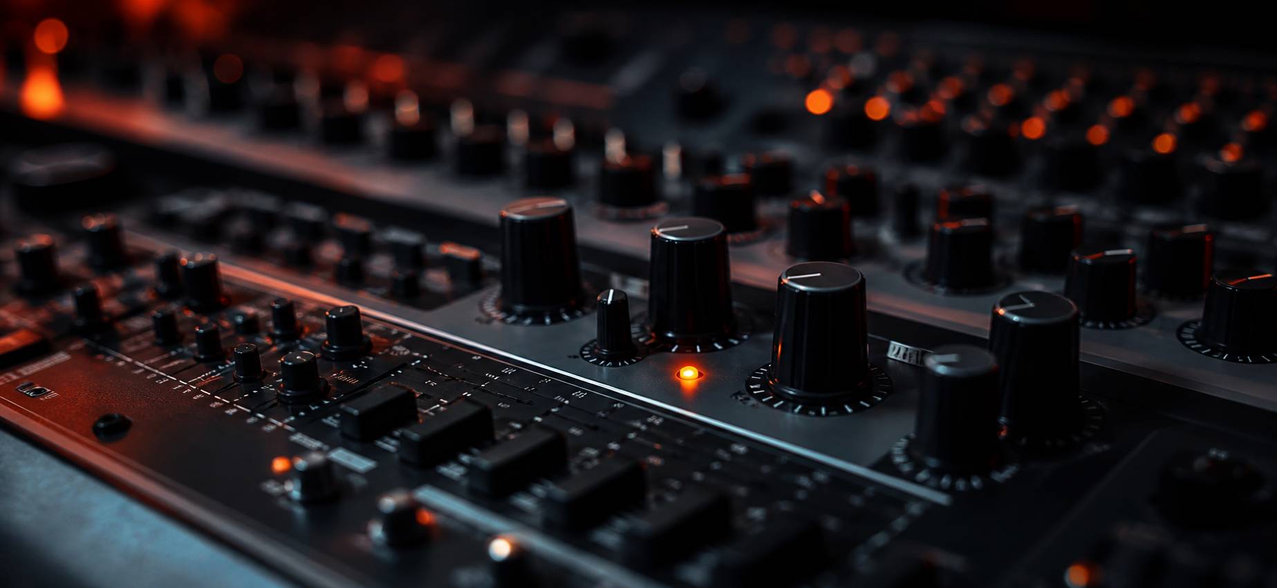 Panneau de contrôle d'un synthétiseur avec potentiomètres et voyant orange